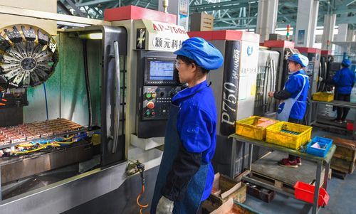 10月28日,河北景县一家电子企业工人操作机器对电力电子模块结构件